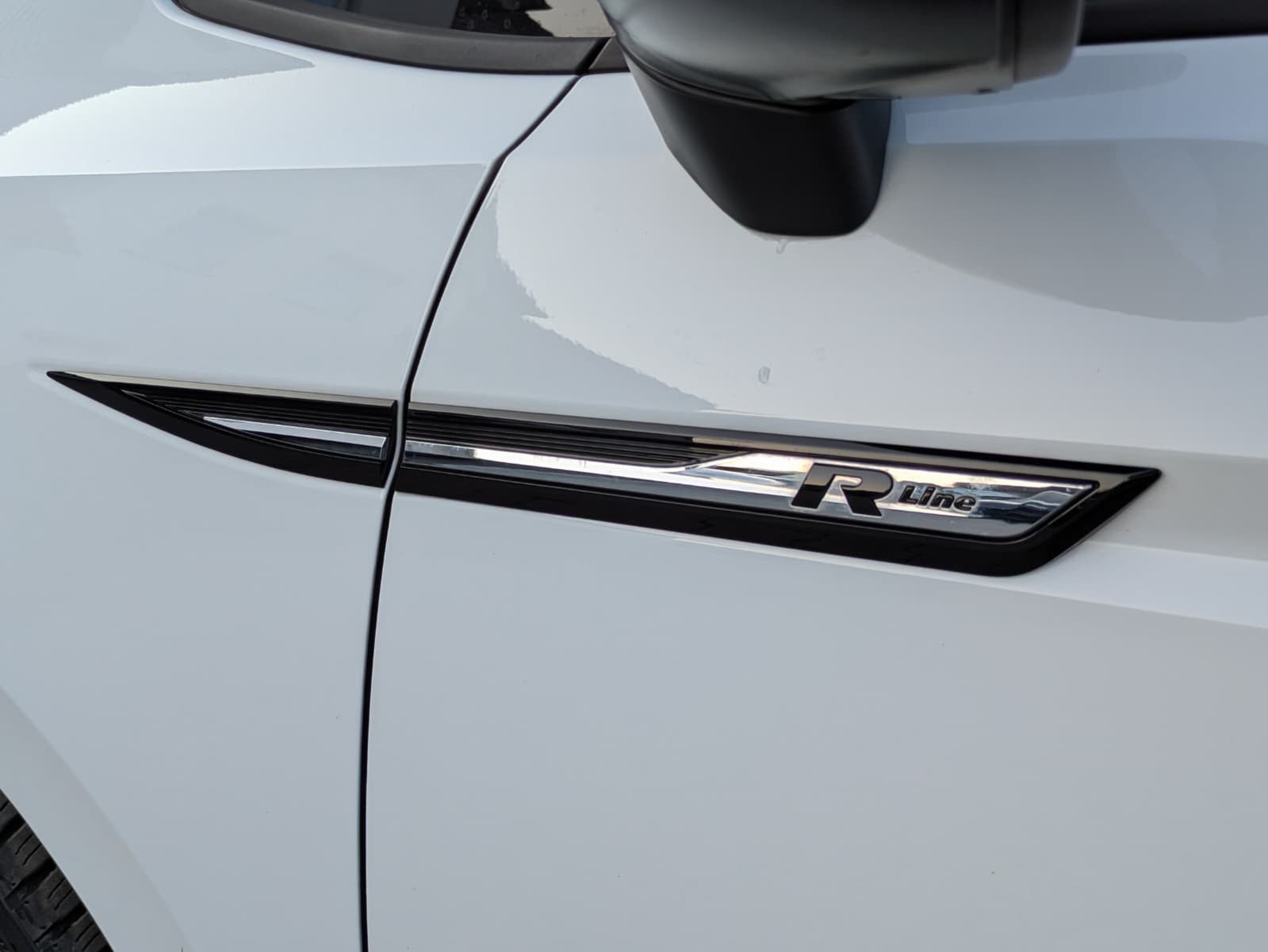 Fahrzeugabbildung Volkswagen Touran 2.0 DSG R-Line High BLACK Pano*7Si*IQ*AHK