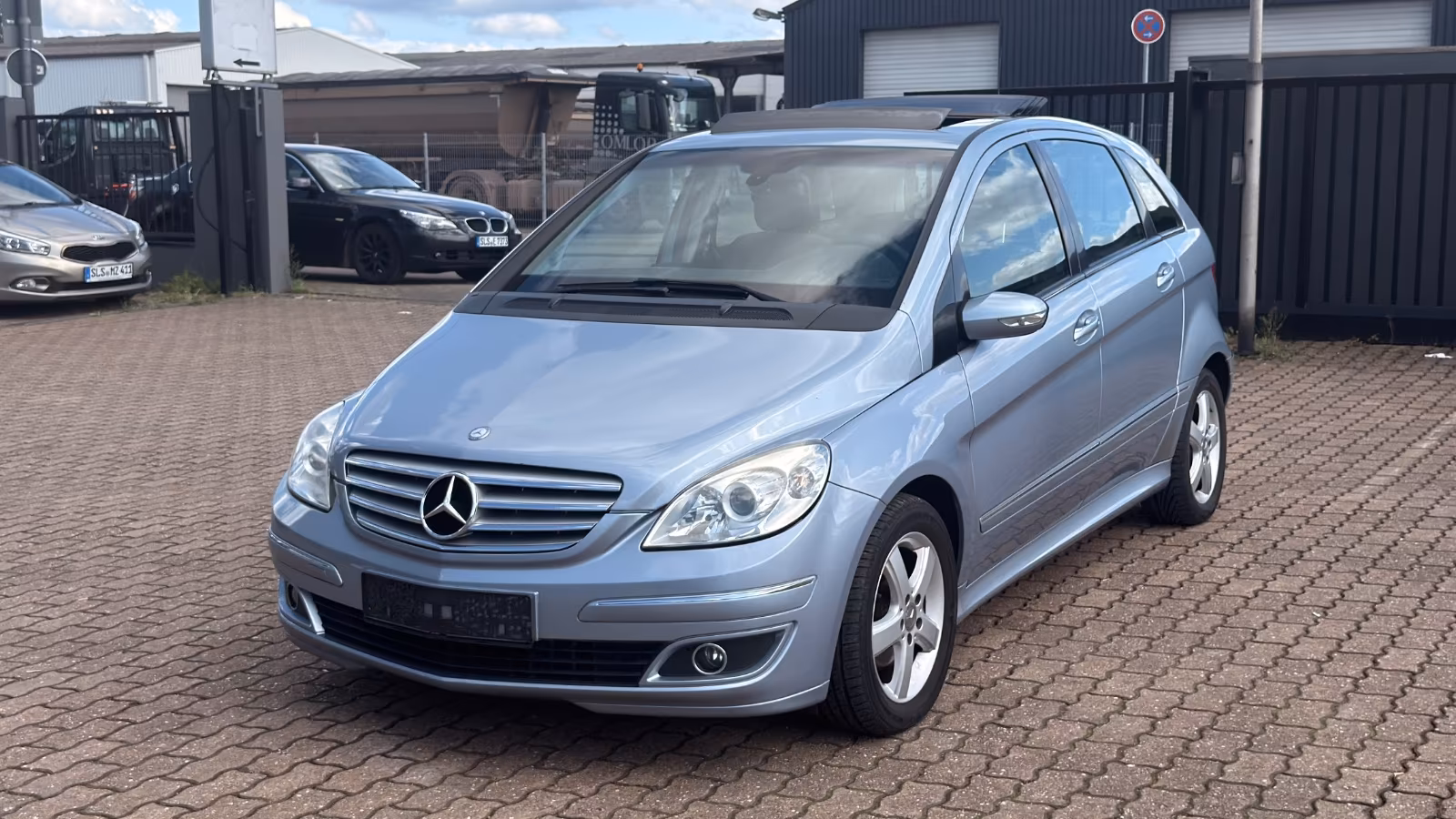 Mercedes-Benz B200*NAVI*SHZ*TEILLEDER*LAMELLENDACH*MFL*KLIMAAU