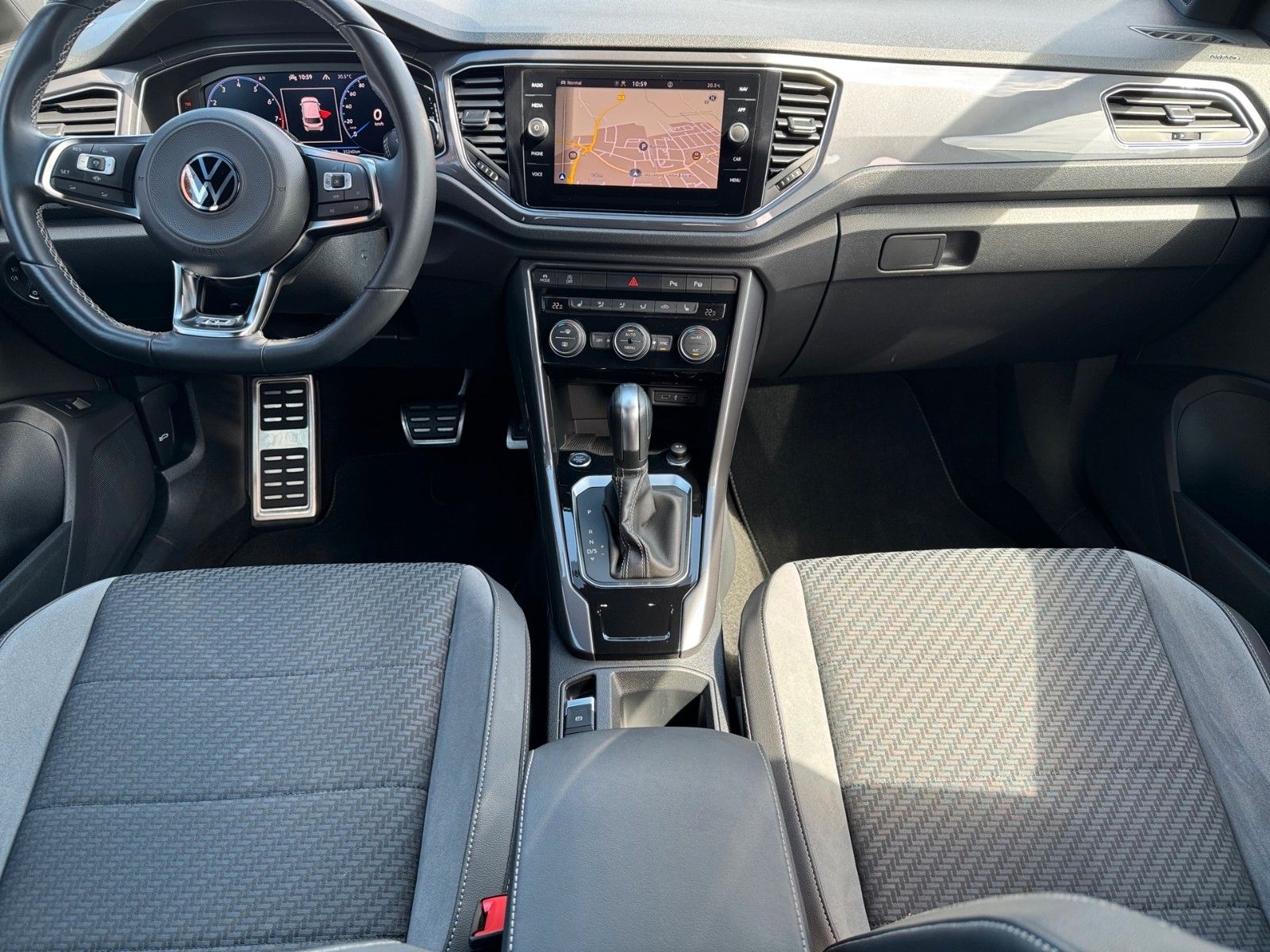 Fahrzeugabbildung Volkswagen T-Roc Sport R-Line 1.5 TSI
