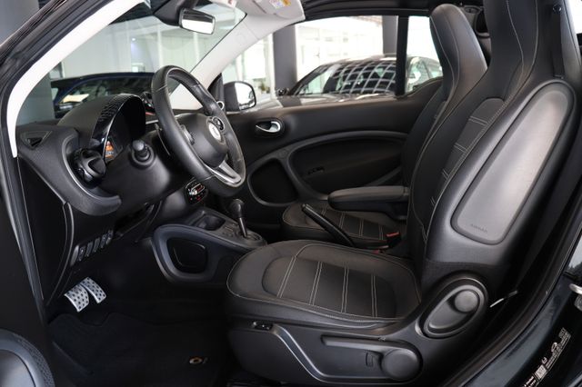 Fahrzeugabbildung Smart ForTwo Cabrio|AUT.|NAVI|LEDER|SHZ|JBL|LED