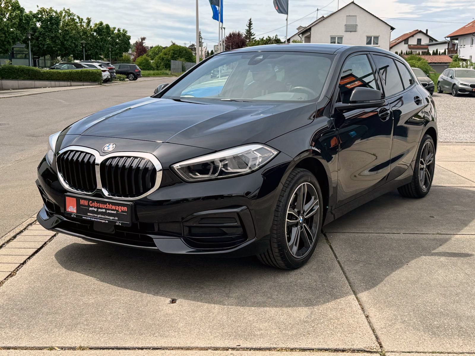 Fahrzeugabbildung BMW 118i Steptr. Sport-Line LED SHZ PDC CarPlay NAV