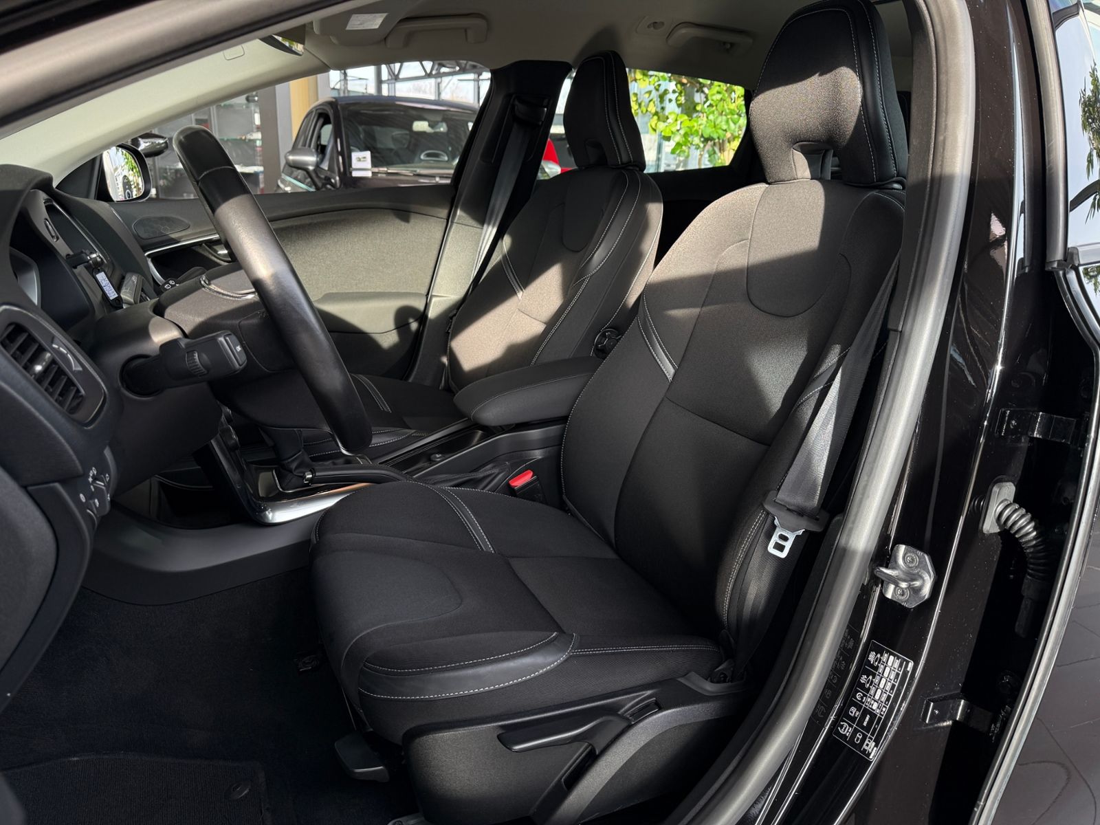 Fahrzeugabbildung Volvo V40 T3 Momentum RFK LED NAVI