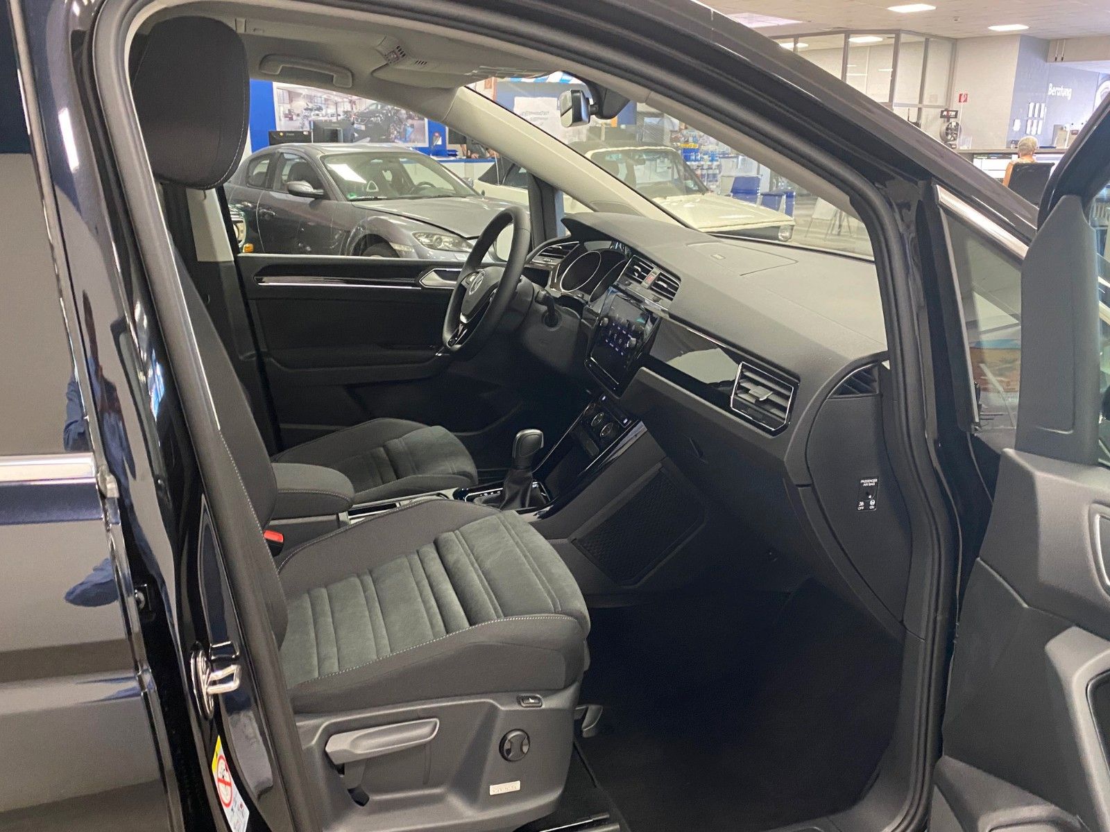 Fahrzeugabbildung Volkswagen Touran 1.5 TSI OPF DSG Highline R-Line+NAVI+LED+