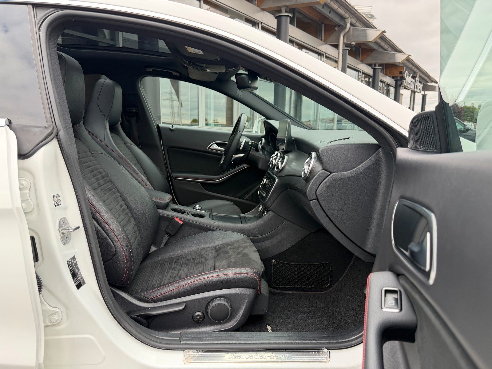 Fahrzeugabbildung Mercedes-Benz CLA 200 SB AMG+Pano+Distr+AHK+RKamera+TotW+