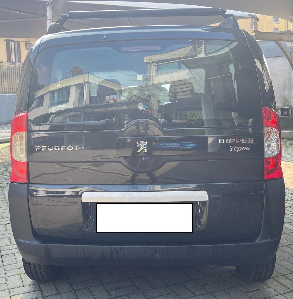 Peugeot Bipper 2011 — rear view