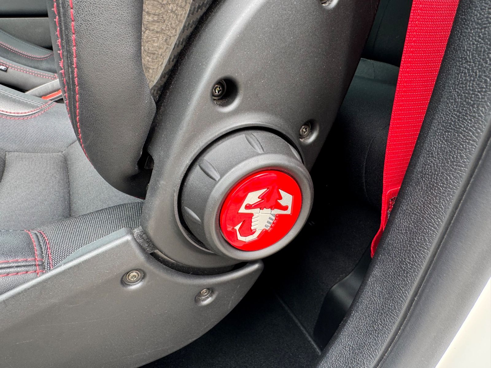 Fahrzeugabbildung Abarth 595 esseesse/CARBON/Akrapovic/MATT/Maxton-Design
