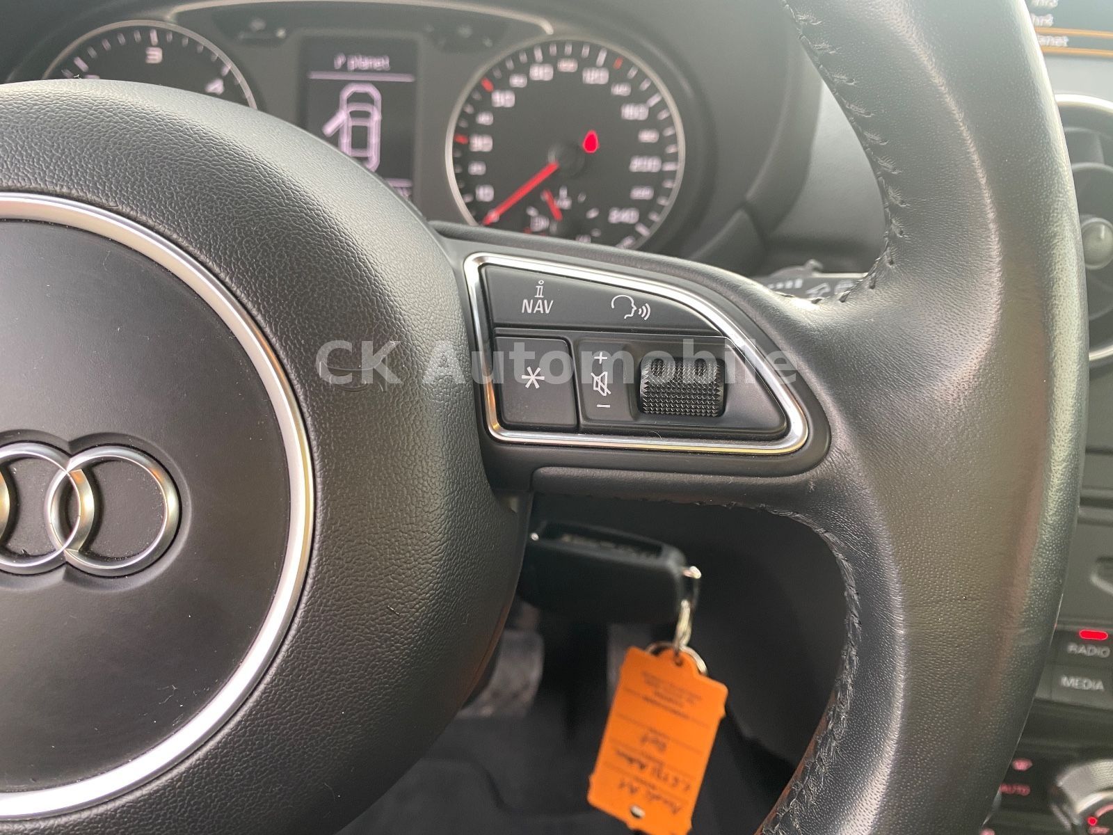 Fahrzeugabbildung Audi A1 Attraction 1.6 TDI DSG/Klima/Bi-Xenon/SHZ/PDC