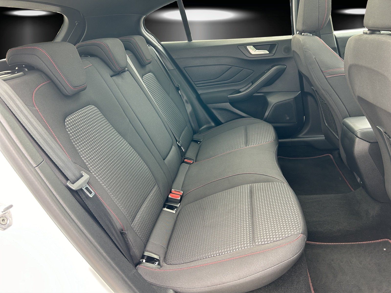 Fahrzeugabbildung Ford Focus 1.0 EcoBoost ST-Line/PANO-DACH/KAMERA/B&O/