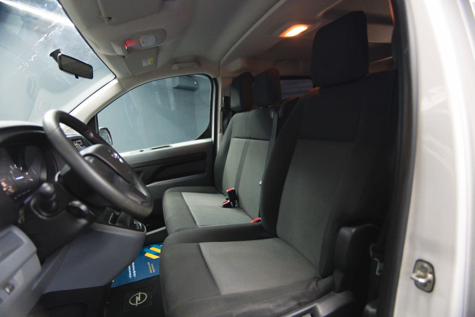 Fahrzeugabbildung Opel Vivaro Kombi S | 9 Sitze | Klima | DAB | TÜV NEU