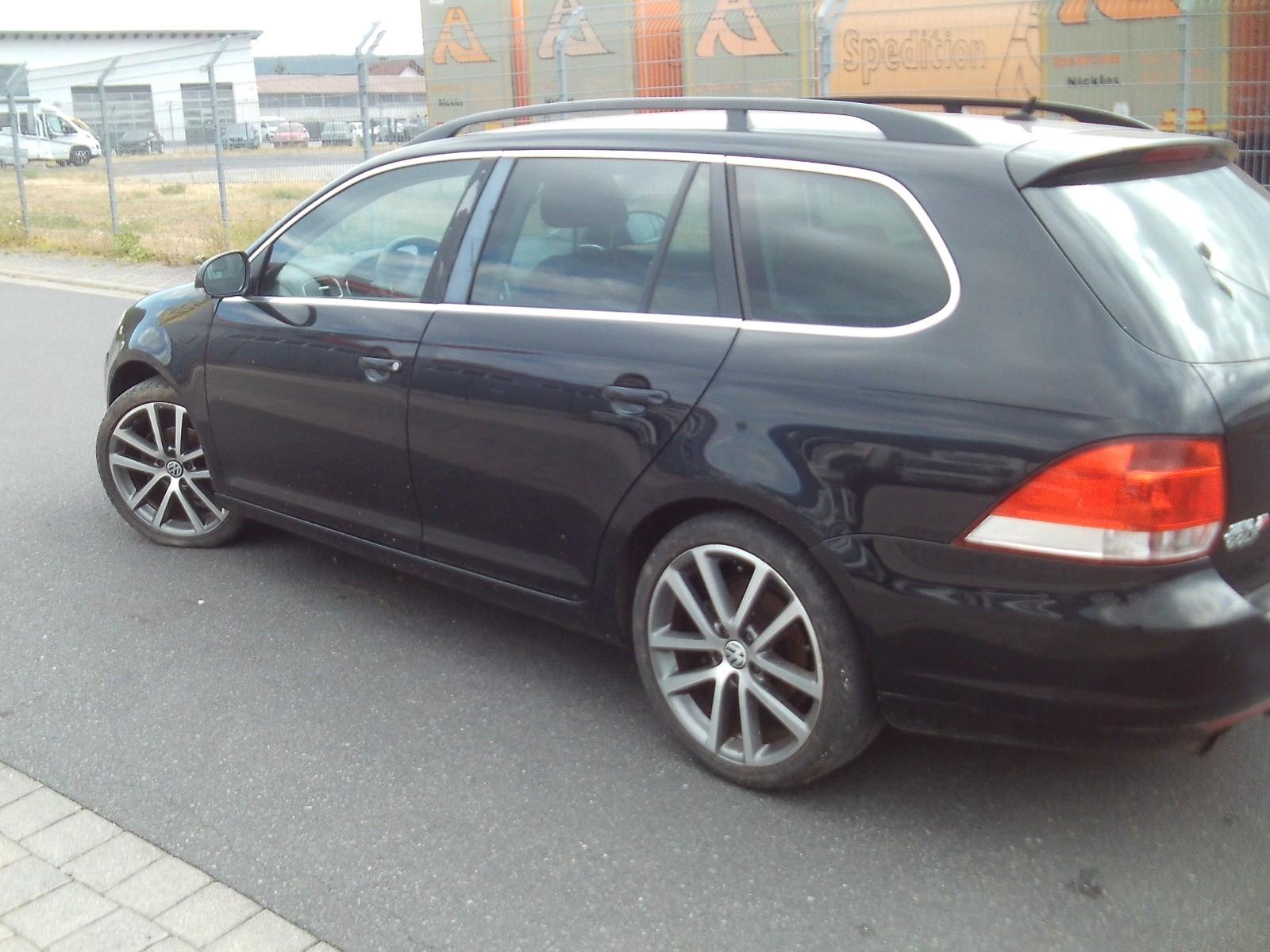 Volkswagen Golf 2011 — салон
