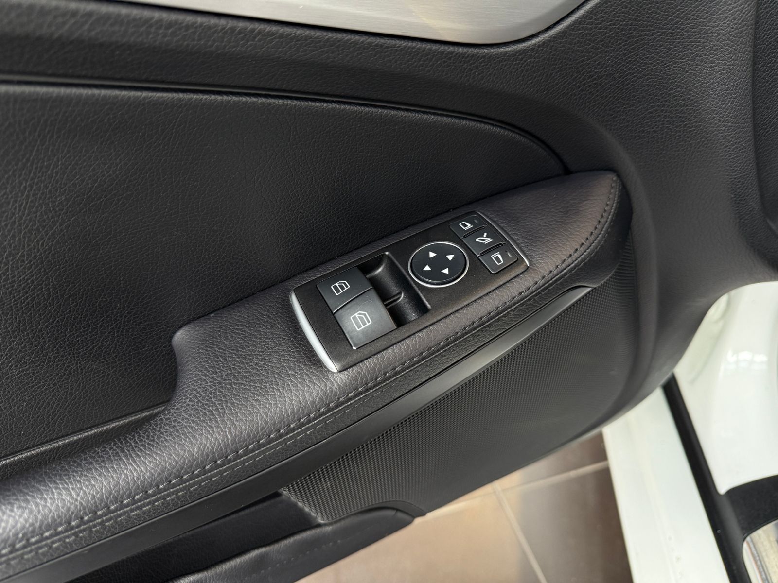 Fahrzeugabbildung Mercedes-Benz SLC 200 NAVI AIRSCARF ALU