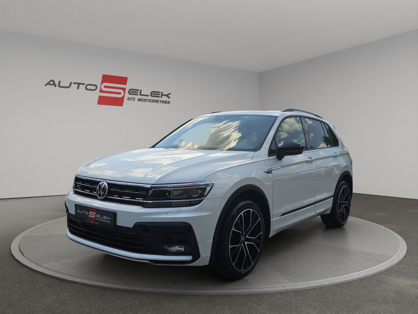 Fahrzeugabbildung Volkswagen Tiguan  R-LINE HiGHLiNE  4MOTION PANORAMA DACH