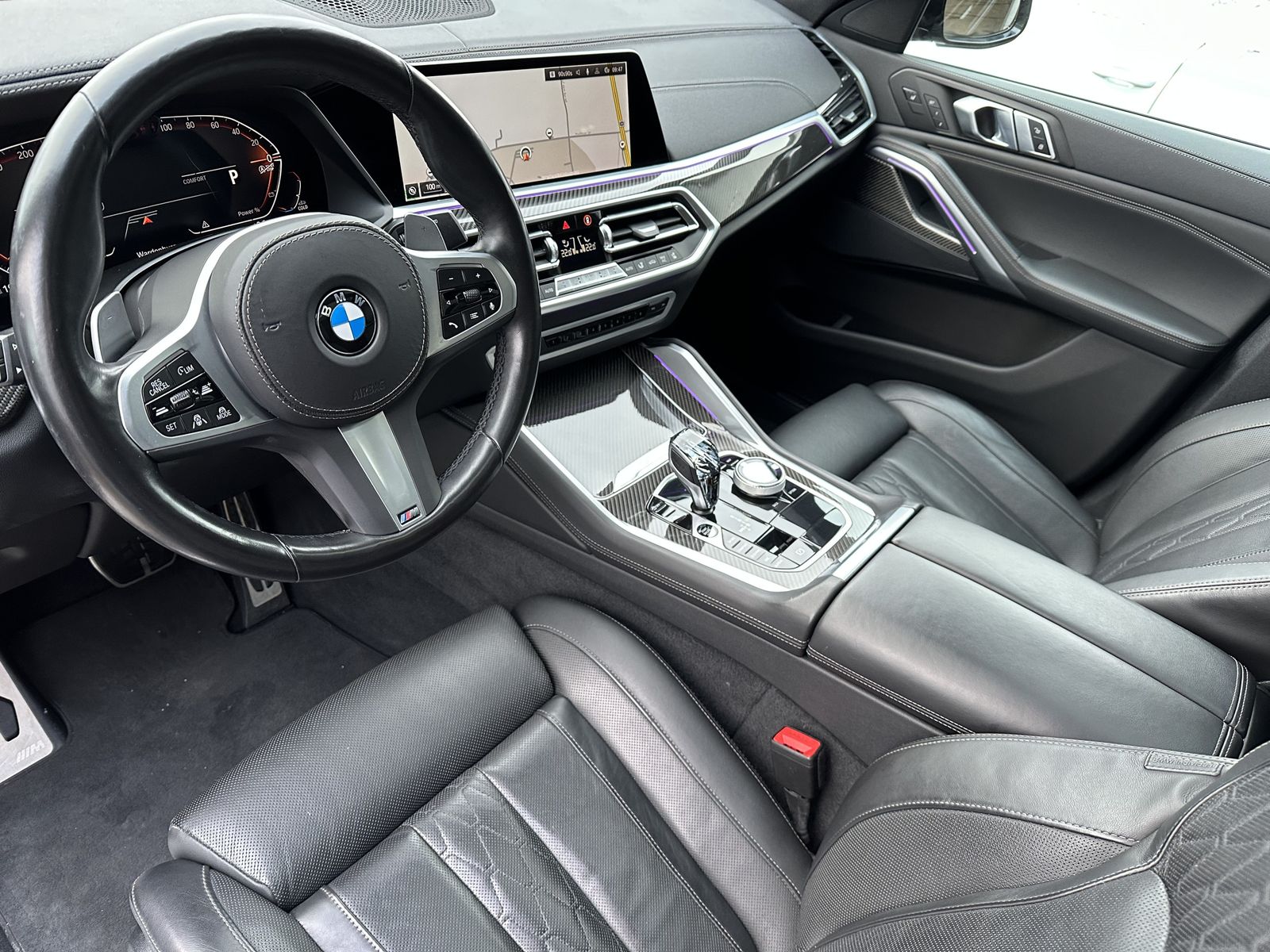 Fahrzeugabbildung BMW X6 xDrive40d M-Sport NAV+LASER+AHK+PANO+HEAD-UP