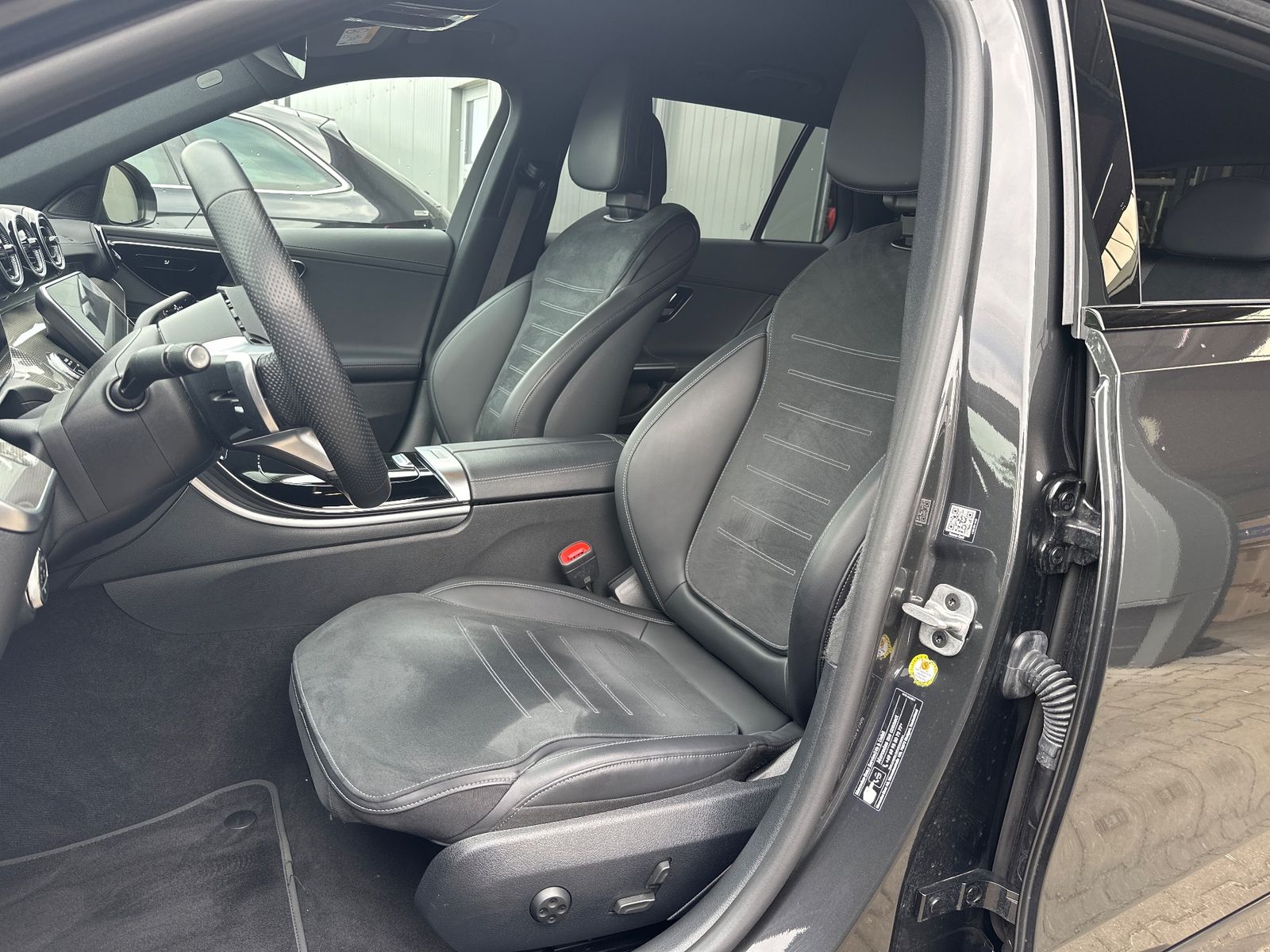 Fahrzeugabbildung Mercedes-Benz C 300d T AMG Line NAV+LED+VCOCK+LEDER+18ZO+ALARM