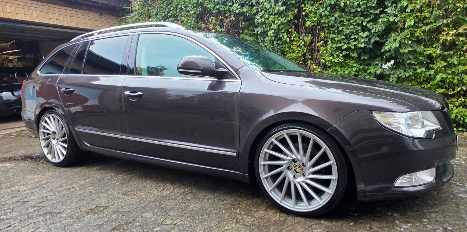 Skoda Superb 2010 — rear view