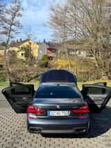 BMW 750i xDrive - - graue BMW 750