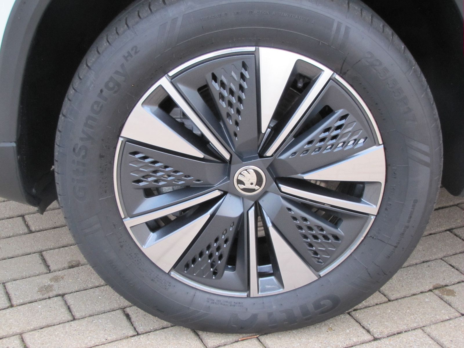 Fahrzeugabbildung SKODA Karoq Selection 2.0l TDI 150PS 7-Gang DSG 4x4