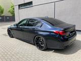 BMW M550i xDrive A - Laser H/K SD 20 Zoll H/R Federn - gebrauchte BMW M550 aus dem Jahr 2022