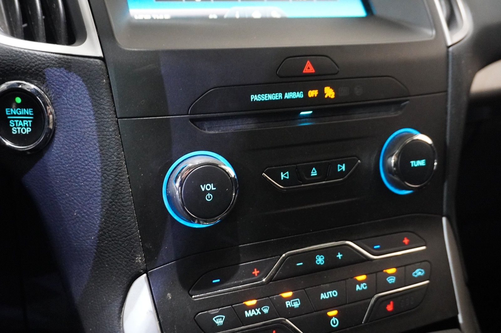Fahrzeugabbildung Ford S-Max 2.0D BUSINESS 4X4 7-SITZE NAVI/SH/PDC/TEMP
