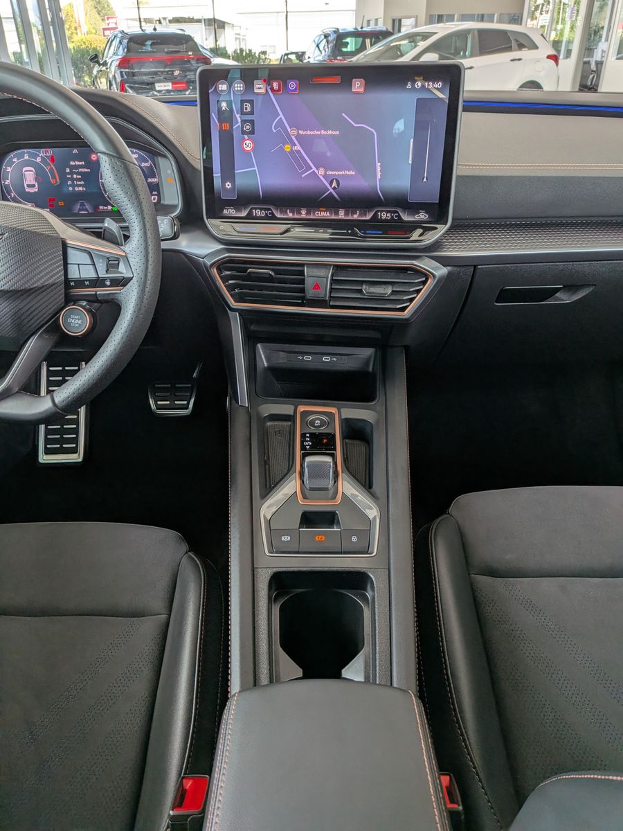 Fahrzeugabbildung CUPRA Leon 1.5 eTSI DINAMICA MATRIX ACC PANO AHK 5J-Ga