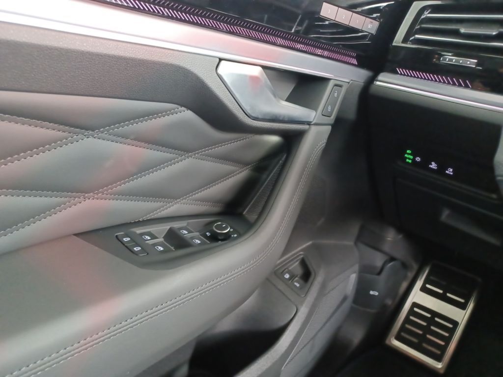 Fahrzeugabbildung Volkswagen Touareg R 3.0 V6 e-Hybrid 0,5% Steuervorteil
