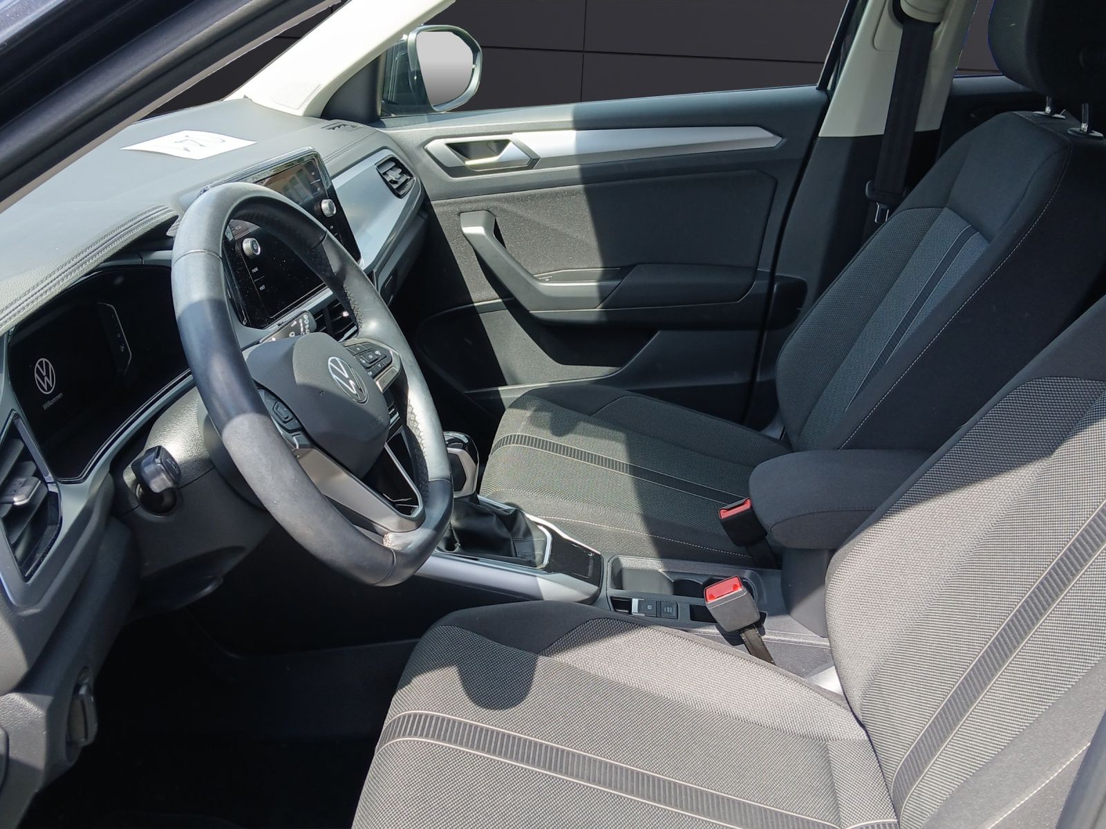 Fahrzeugabbildung Volkswagen T-Roc TSI Life DSG LED AHK Navi AID ACC RFK SH 1