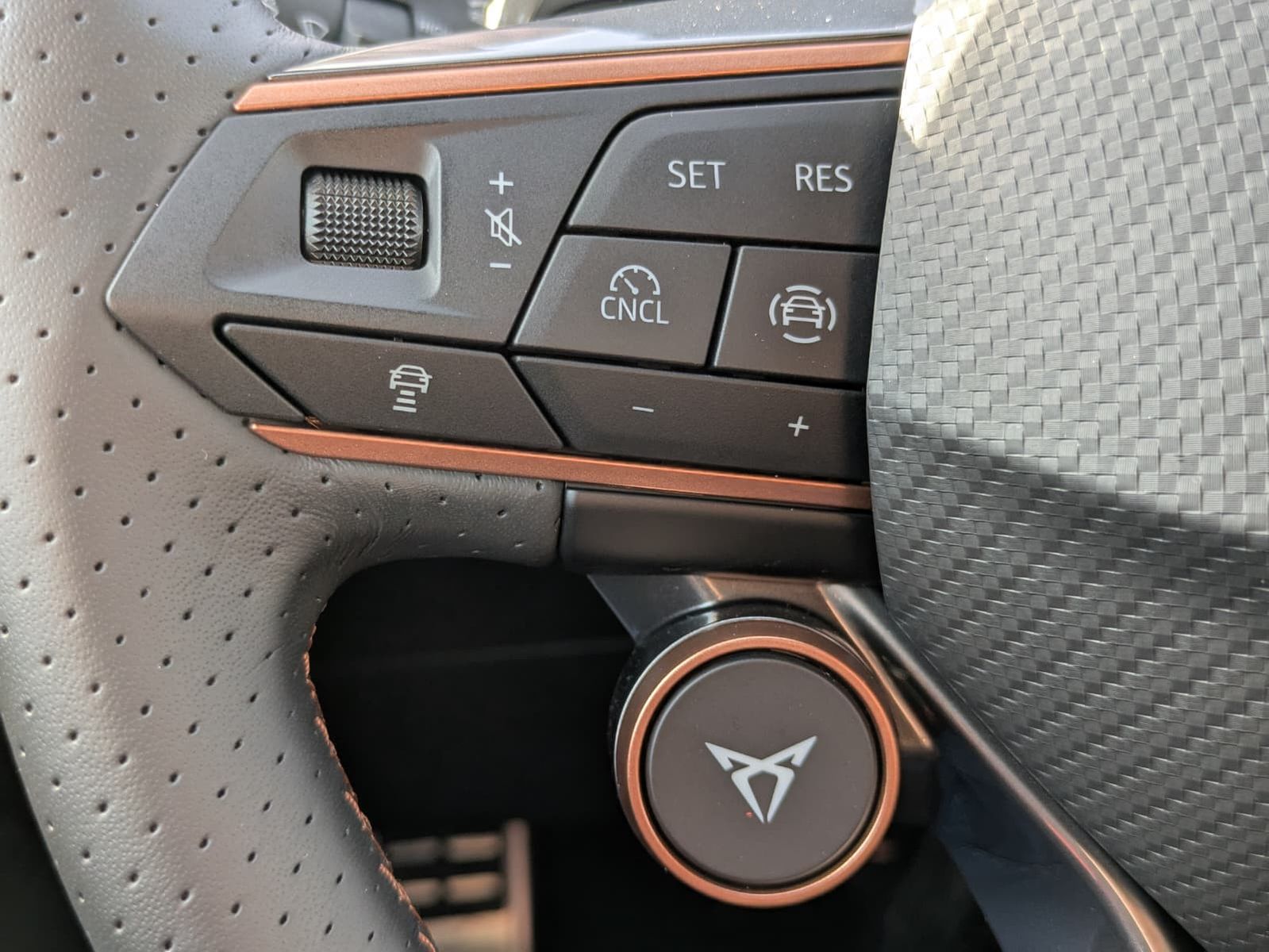 Fahrzeugabbildung CUPRA Terramar 2.0 TSI 4D VZ HUD*MATRIX*PANO*DCC*20"