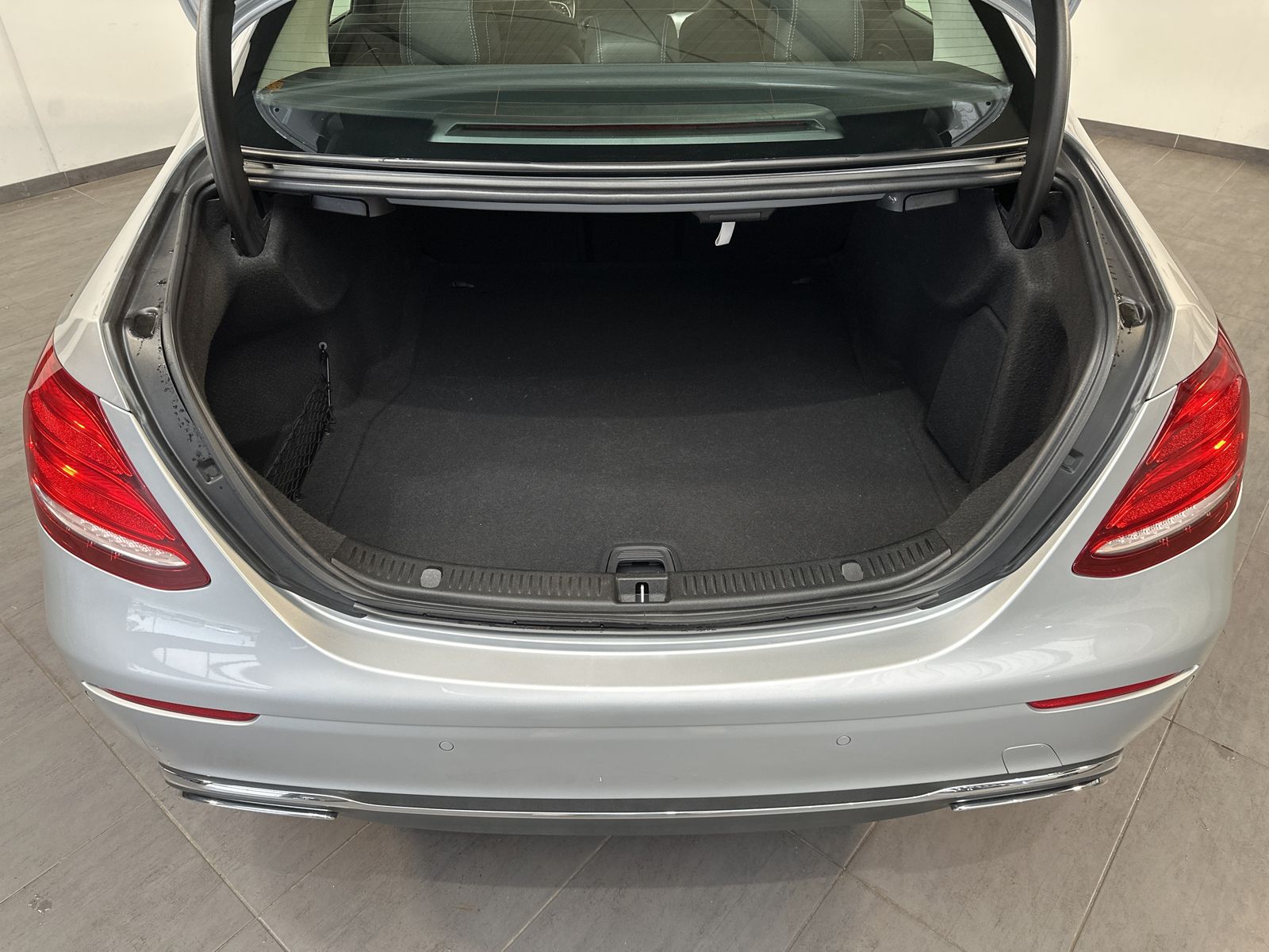 Fahrzeugabbildung Mercedes-Benz E 220d Limousine Avantgarde NAV+LED+AHK+CARPLAY