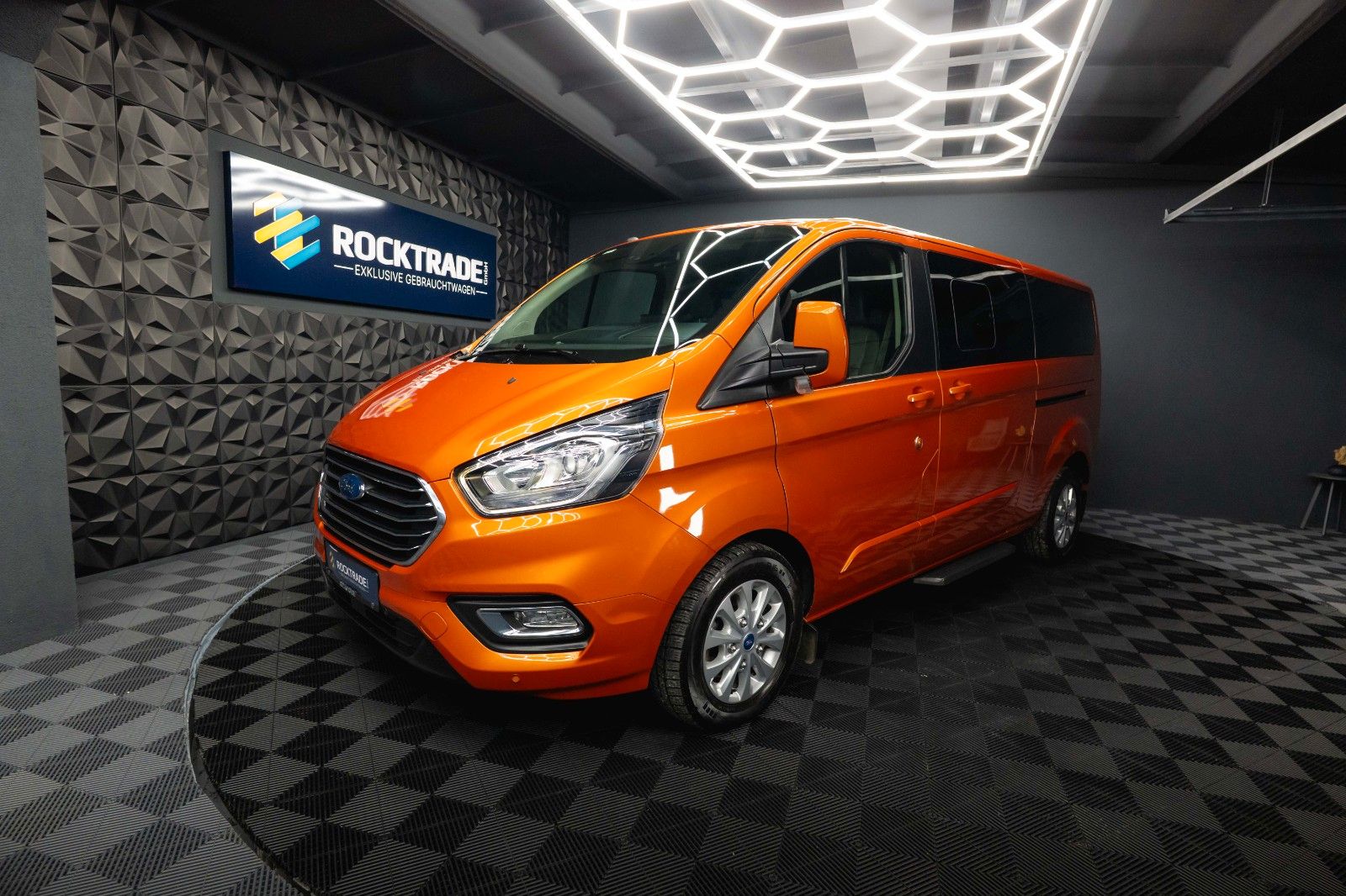 Fahrzeugabbildung Ford Tourneo Custom Kombi 320 L2 Trend Lang 9 Sitze