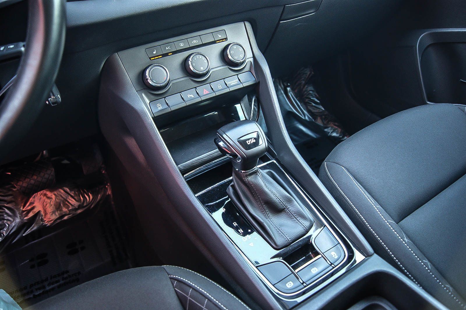 Fahrzeugabbildung SKODA Karoq 1.6 TDI DSG Ambition NAVI ANHÄNGERKUPPLUNG