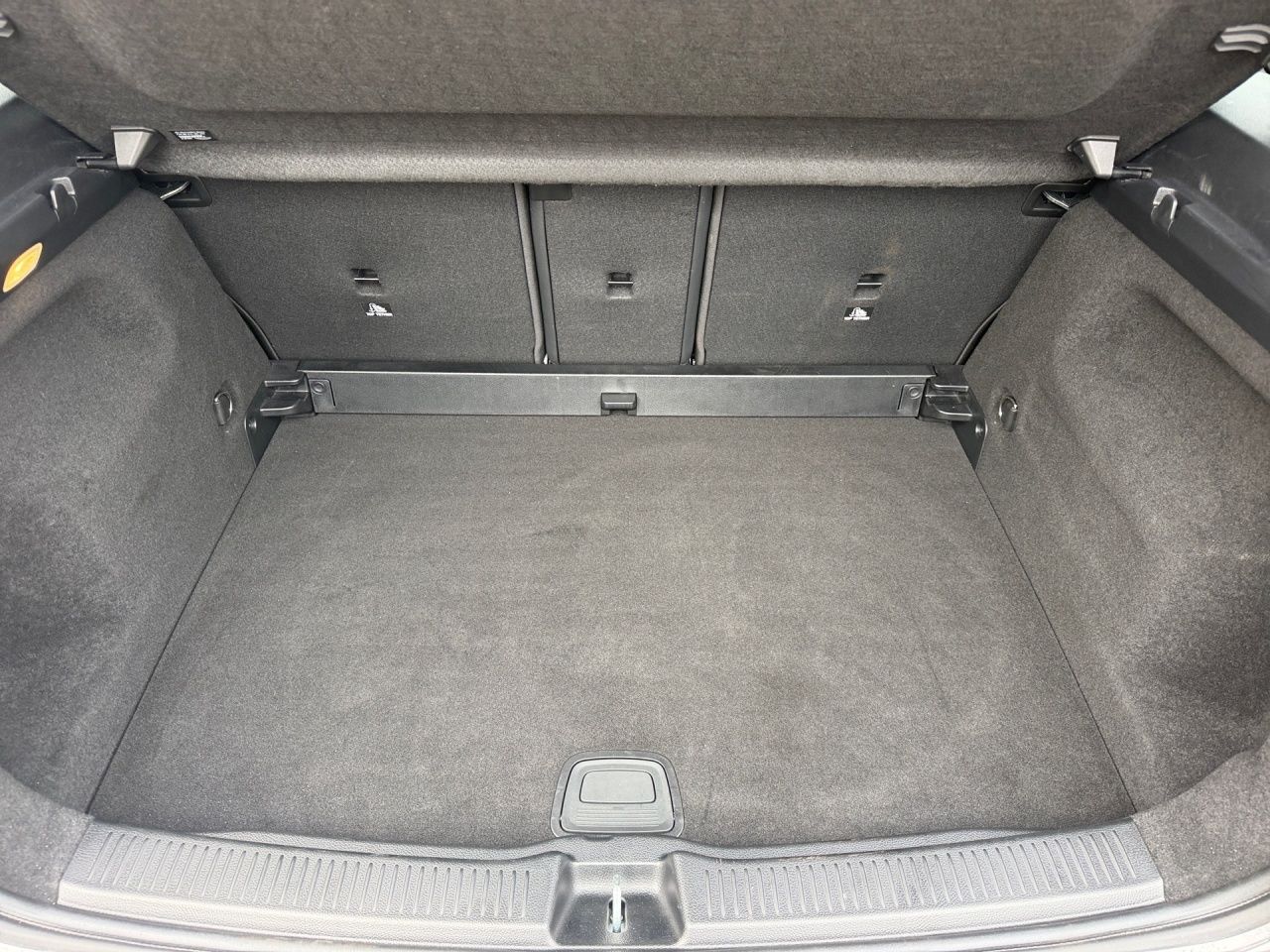 Fahrzeugabbildung Mercedes-Benz B 180 NIGHT+AHK+AMBIENTE+LENKRADHEIZ+KAMERA+