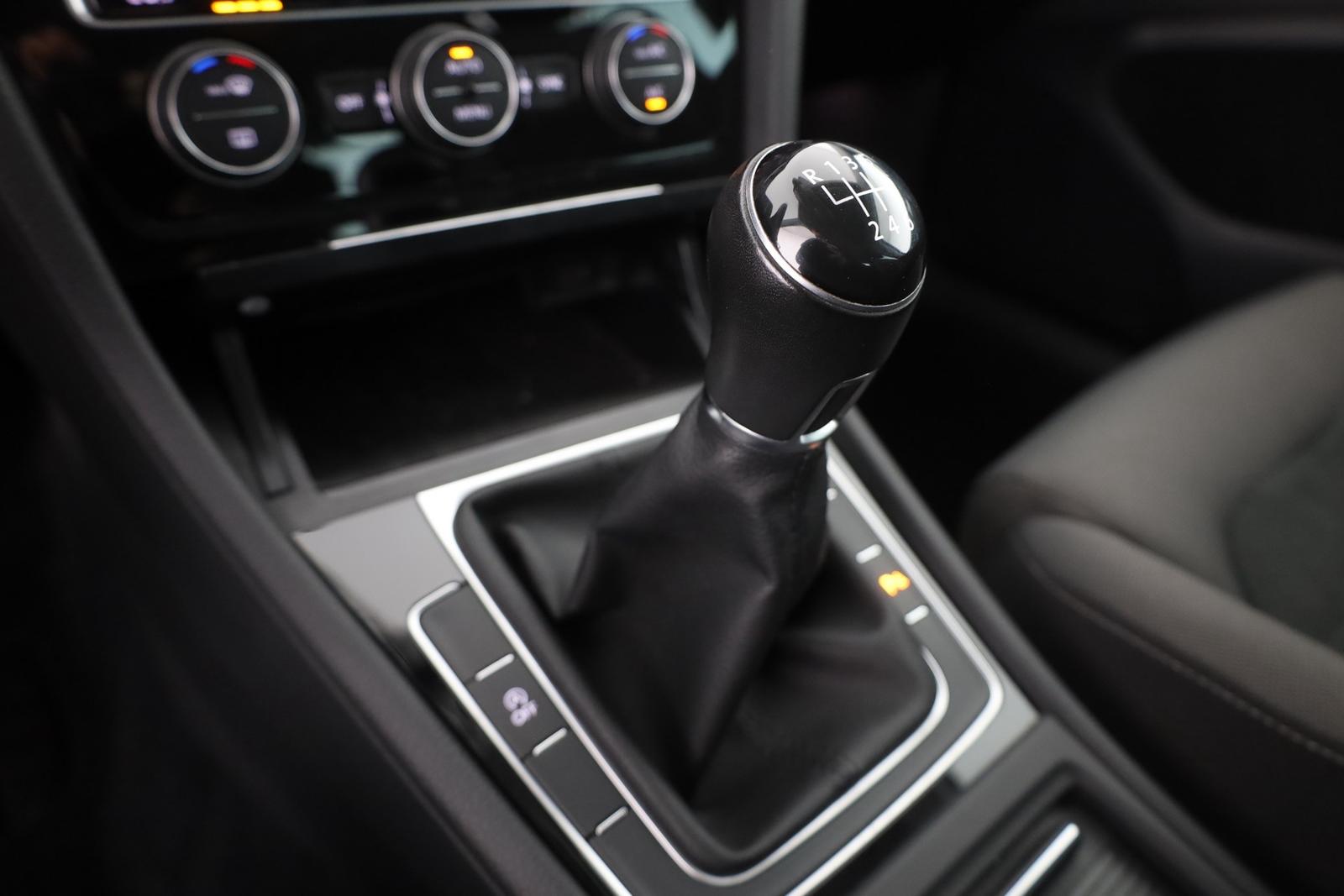 Volkswagen Golf VII 1.4 TSI R-Line LED ACC Kamera PDC Navi