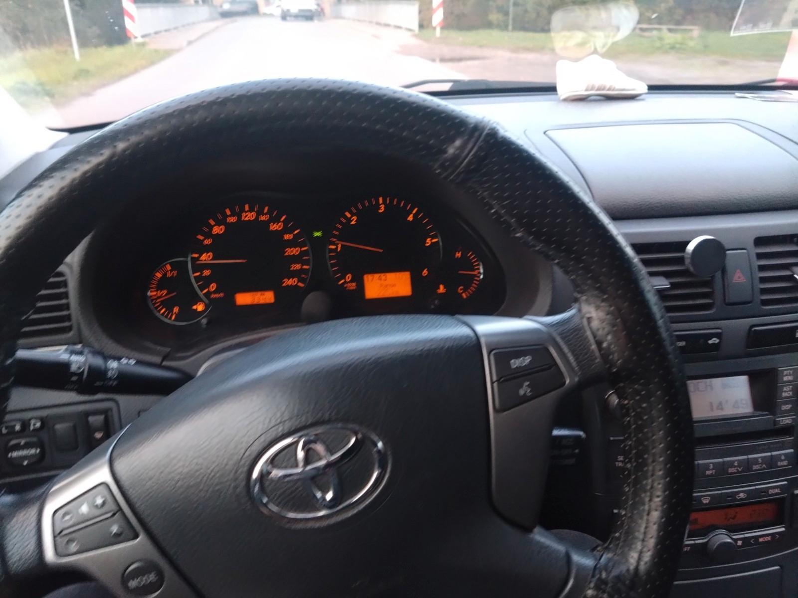 Toyota Avensis 2006 — interior