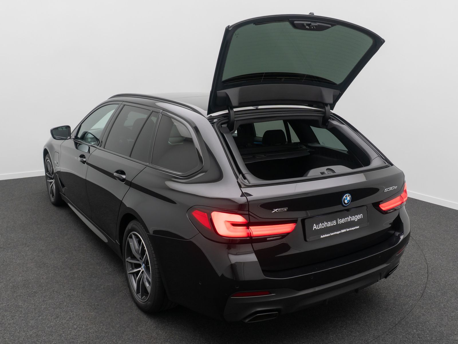 Fahrzeugabbildung BMW 530e xD M Sport Panorama HUD DAB H/K Kamera AHK