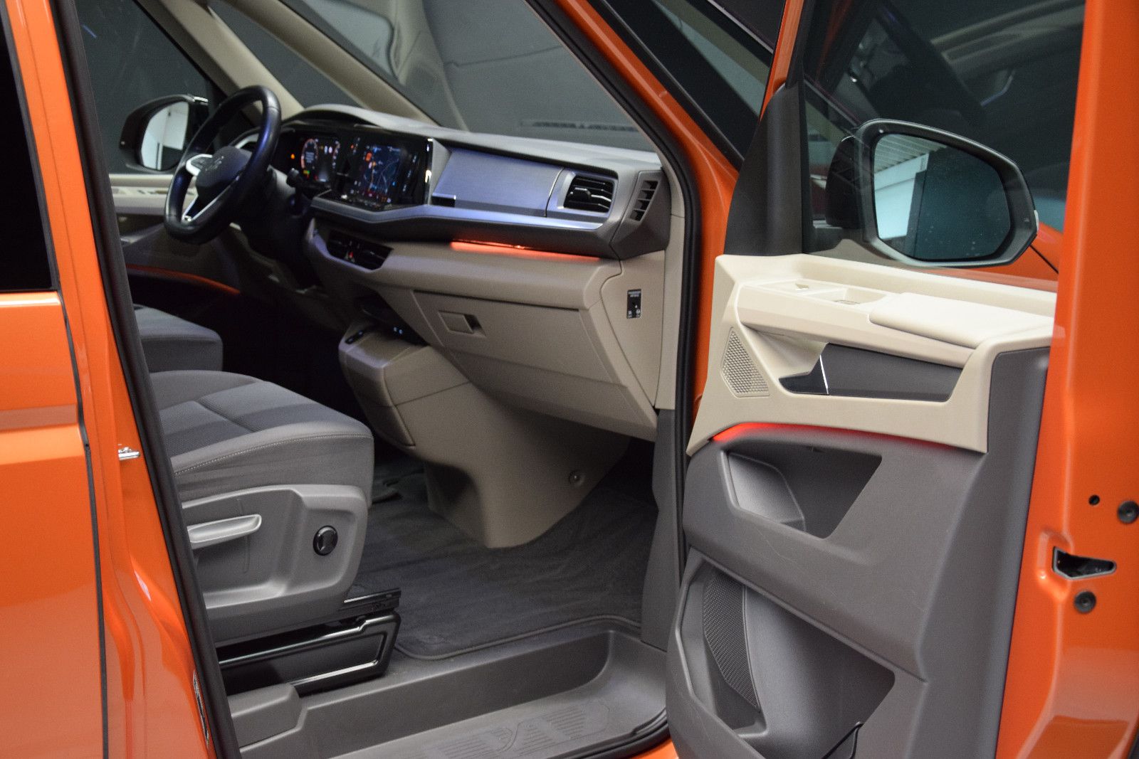 Fahrzeugabbildung Volkswagen T7 Multivan Edition lang Pano ACC vis-a-vis AHK