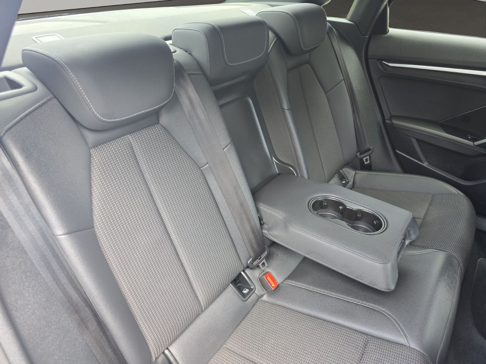 Fahrzeugabbildung Audi A3 Limousine 35 TFSI 3x S line CarPlayer LED