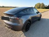 Tesla Model Y Long Range AWD | EAP | 2 Radsätze - graue Tesla Model Y