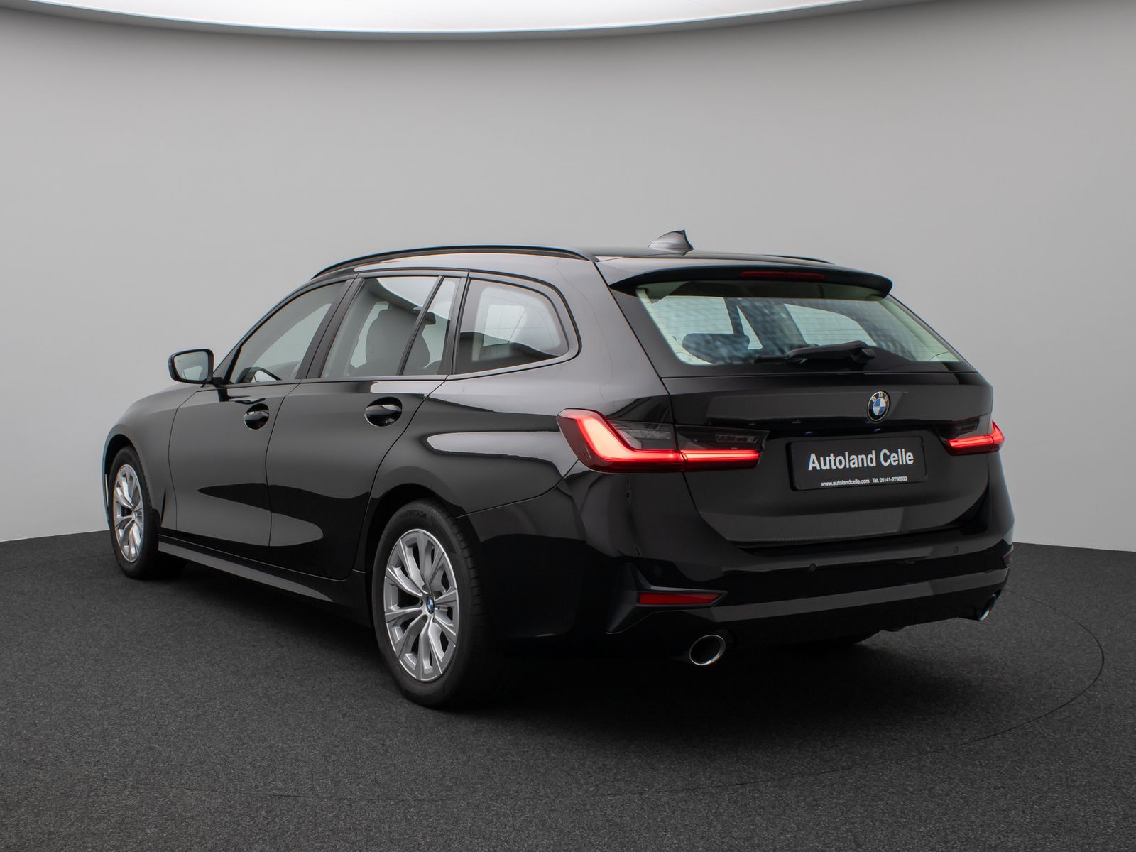 Fahrzeugabbildung BMW 320d Panorama DAB HiFi Lenkrhzg PDC AHK Alarm