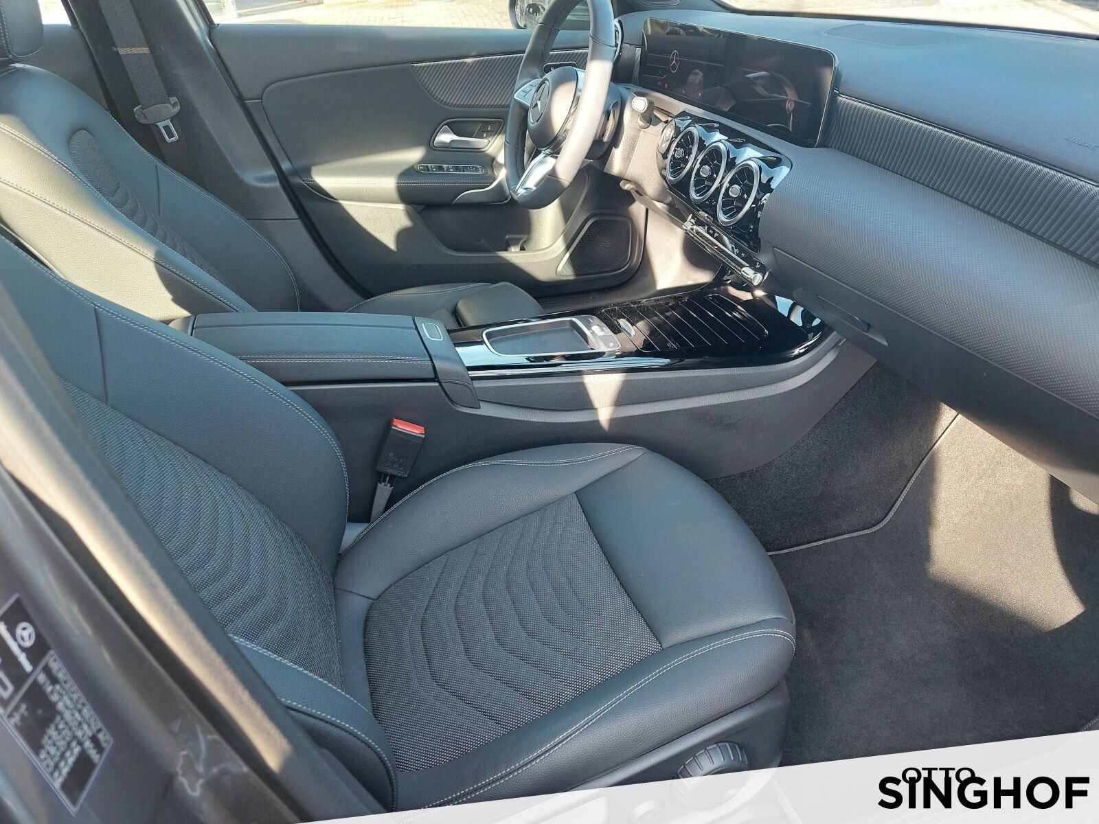 Fahrzeugabbildung Mercedes-Benz A 200 Progressive +Pano+LED+Rü Kam+MBUX+Winter+