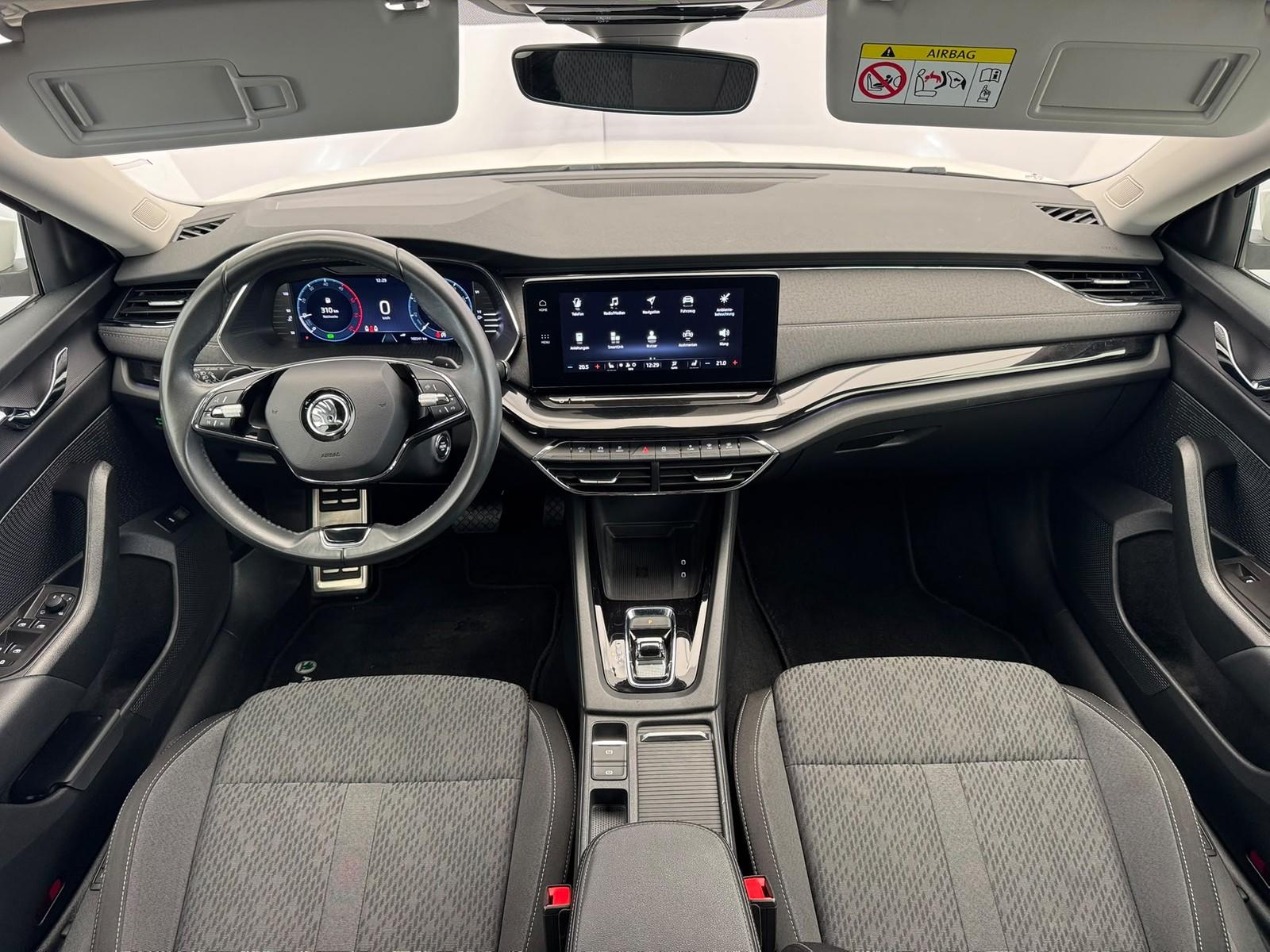 Skoda Octavia Combi 2.0TDI DSG+LED+KEYLESS+APP+PDC+MFL