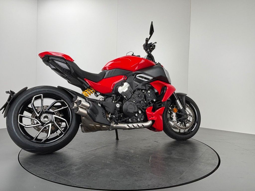 Fahrzeugabbildung Ducati DIAVEL V4 *NEUWERTIG *1. HAND