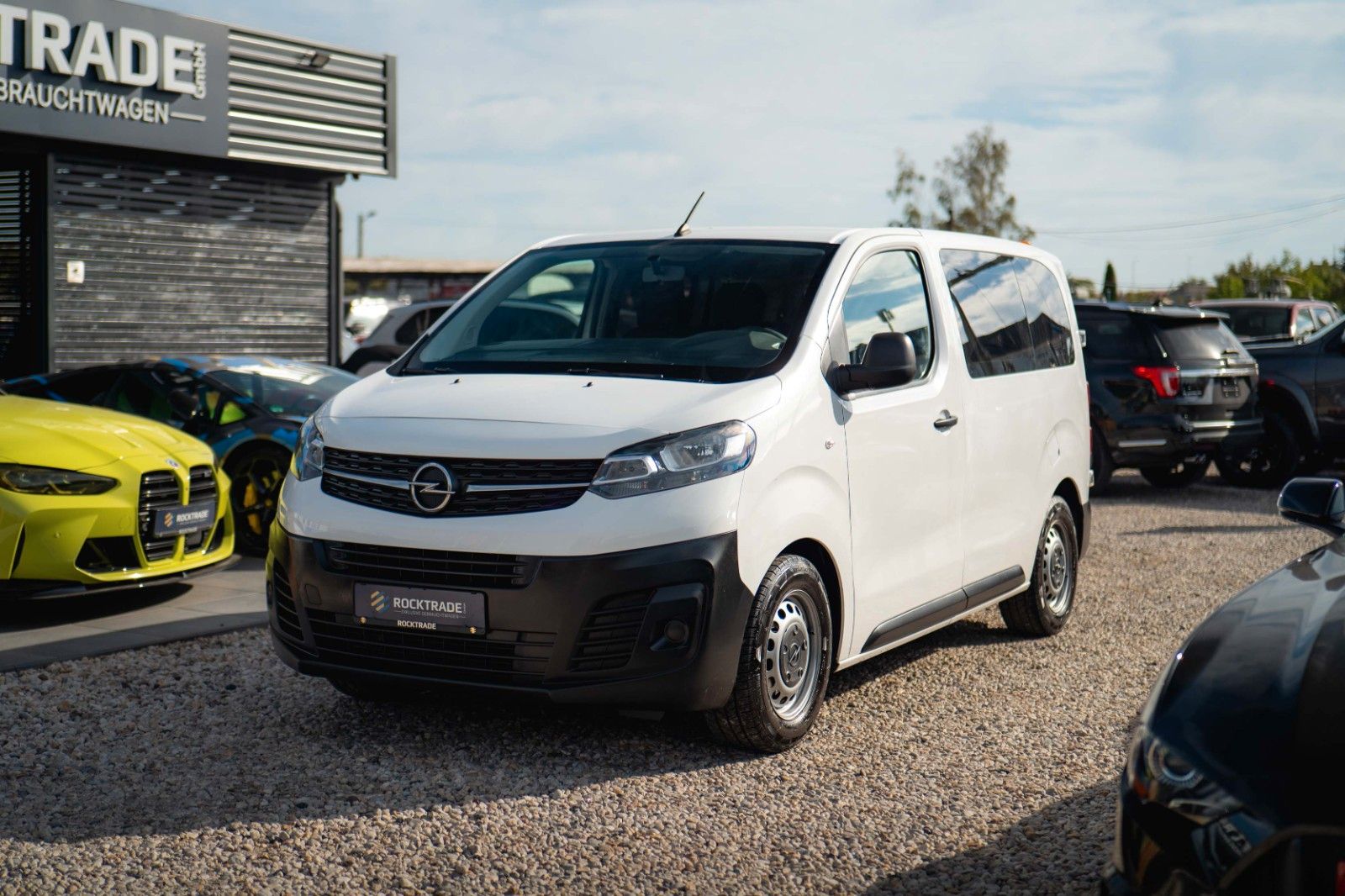 Fahrzeugabbildung Opel Vivaro Kombi S | 9 Sitze | Klima | DAB | TÜV NEU