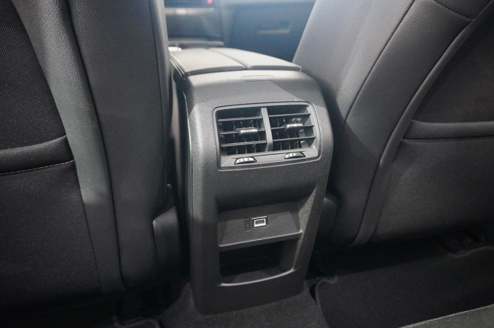 Fahrzeugabbildung Opel Astra L Lim. 1.6 HYBRID ELEGANCE NAVI/LED/SH/AHK