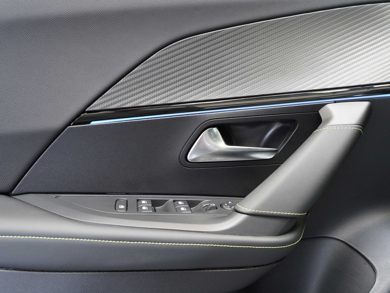 Fahrzeugabbildung Peugeot 2008 e- GT 11KW/LED/NAVI/360°/SOH