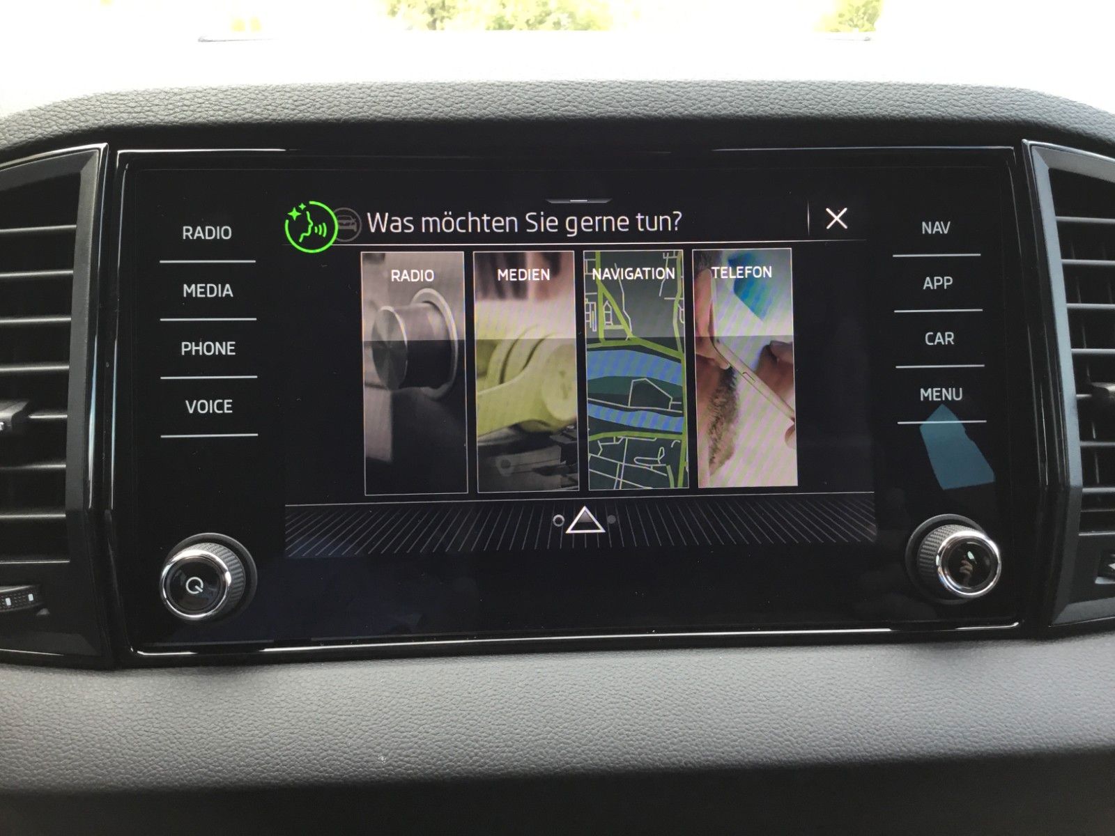 Fahrzeugabbildung SKODA Karoq 2.0l TSI DSG 4x4 Sportline+AHK+Matrix+Pano