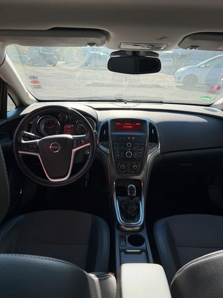 Opel Astra 2011 — engine 160 HP (118kW)