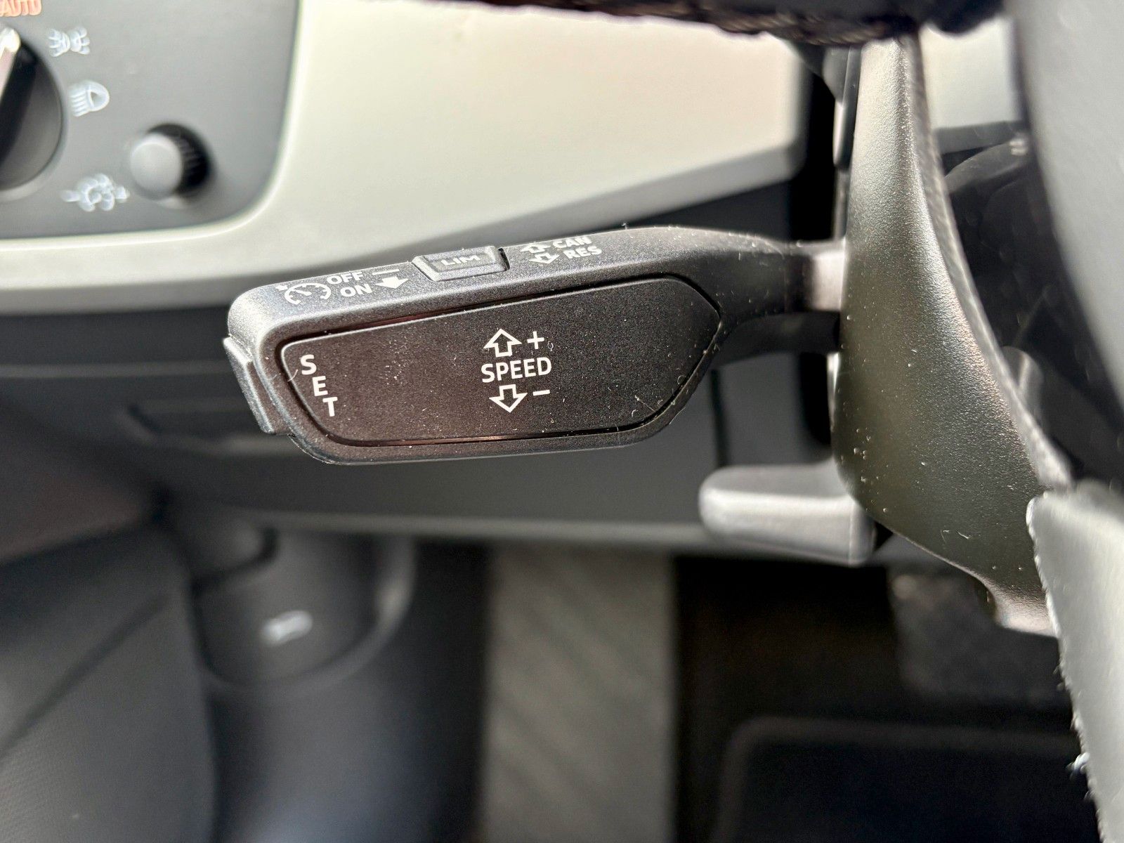 Fahrzeugabbildung Audi A4 Avant 35 TDI basis Navi AHK 1.HAND LED SPORTS
