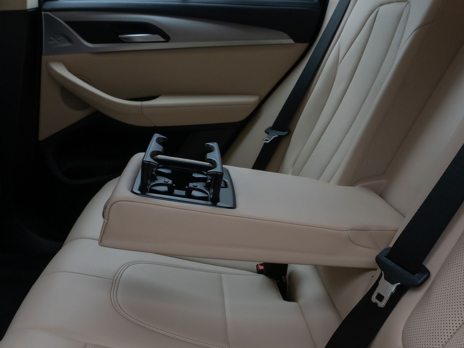 Fahrzeugabbildung BMW X3 xD20d Kamera HUD DAB HiFi Komfort Leder Sport