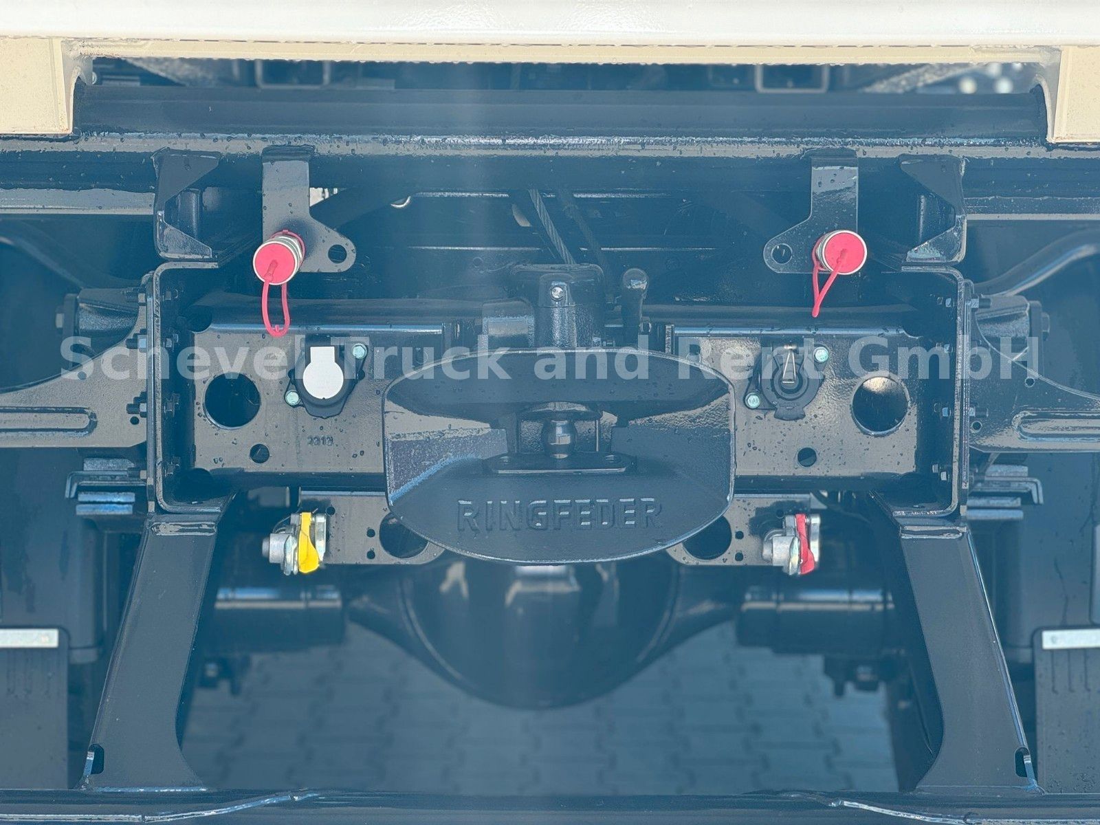 Fahrzeugabbildung MAN TGM 18.320 Dreiseitenkipper mit HMF 1320 K3 /4x2