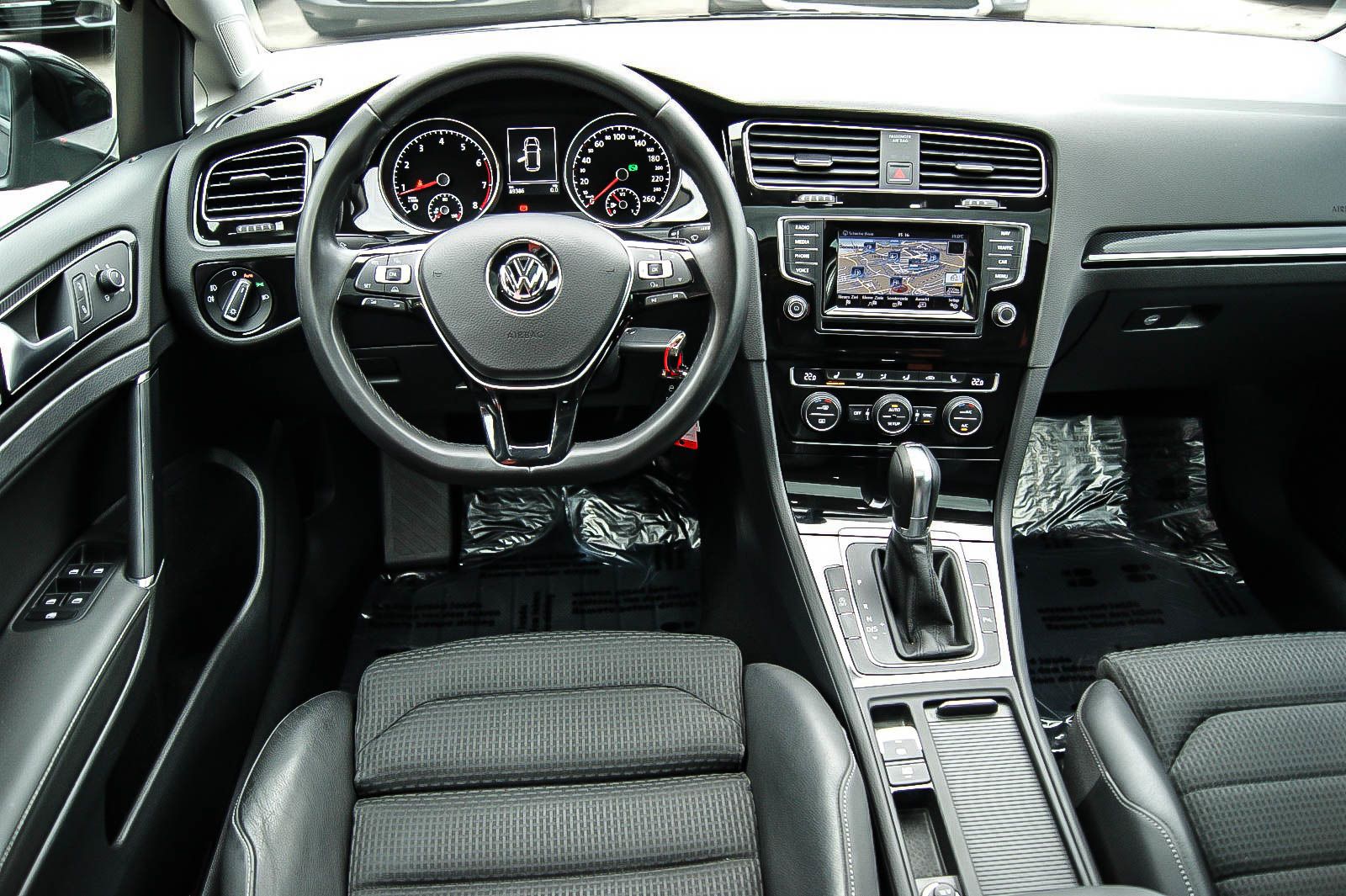 Fahrzeugabbildung Volkswagen Golf VII 1.4 TSI DSG Highl XENON PANORAMA KAMERA